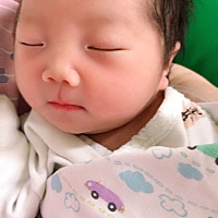 二胎女宝出生第二天～感觉好大似的😄皮肤比我预期的好太多了，脸上一个红点都没有～很光滑，很白净～...