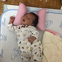 老是侧一边谁。有没有什么好办法可以矫正一下宝宝睡姿