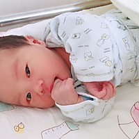 宝宝出生了，啥都好  就是婆婆和妈这不让那不让的 烦死了 老眼光……