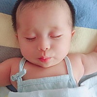 👨爸爸负责赚钱养家；👩妈妈负责吃喝拉撒；👶啊墨负责貌美如花！