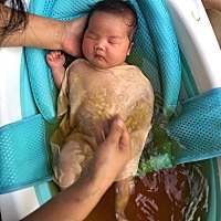 宝宝不会吸母乳真的头疼，每次吃奶的时候都要哭很久，有没有什么好办法吗？