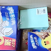 花了31块买的一箱子奥利奥，天猫超市居然还送了礼物（图三的3个驱蚊扣是送的），感动到哭[捂脸][捂脸][...