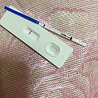 验孕卡是昨晚测的，验孕试纸是今天的，昨天排卵试纸两道强阳。今天应该是姨妈日，但是还没来姨妈。体温3...