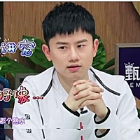 谢娜坐月子不洗头！新妈妈产后应要坚持科学坐月子！   张杰曾爆料说谢娜坐月子42天没有洗头。网友都惊住...