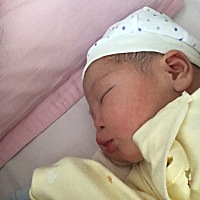 25号早上八九点开始发作，到第二天中午十二点才生，7.7斤小胖妞一个。孩子出生那一刻，眼泪止不住流，那...