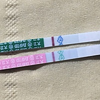 六月一号来的月经，到今天还没来，好捉急啊怎么办，人在外地玩和未来婆婆在一起住，不方便去医院怎么办...