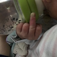 好像知道你长大点什么样子。宝宝吃奶瓶表示对妈妈深深的鄙视 有奶不让吃。乳头被裹烂了 有什么好方法修复