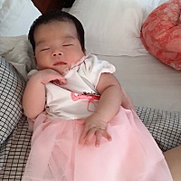 才一个月都已经迫不及待的为她穿上小裙子了，我不管，妈妈心里我娃最美，嘻嘻😜