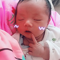 宝贝去洗澡称了一下比刚出生瘦了6两，原来一直没吃饱 24小时内小便6至8次 就说明宝宝吃饱了 要不然就是...