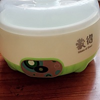 自己做的酸奶，加了点水果😋，酸奶不光好吃还可以敷脸