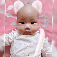 小七月40天留影！没有哥哥的大眼睛双眼皮长睫毛！看久了单眼皮也不错的💋😄😄😄。纯奶粉喂养，...