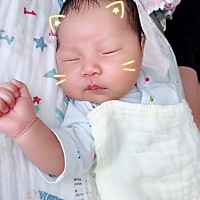 今天半个月了。晨晨出院时6.28，现在7.8两！胖的太快了吧…