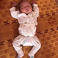 宝宝喜欢把脚张开睡觉，有没有什么办法让他脚伸直睡啊