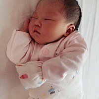 宝宝出生第5天，姿势很是不错