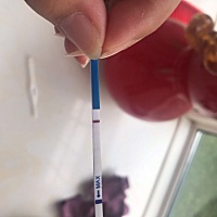 大家看下是不是有印啊，8.6号月经末，8.16号排软期，今天不舒服了一下早早孕和验孕棒