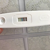 月经推迟四天！今天早上用验孕棒试了！就浅浅的一道！是不是怀孕了，孕妈妈们帮忙看看！