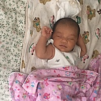 儿子第十四天了。我俩小时候的照片。你像妈妈多还是像爸爸多。