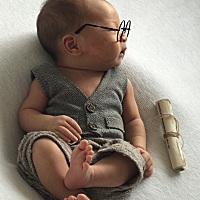 我宝宝还差几天就满月了，吃喝拉撒都正常，最近这几天发现宝宝睡觉不安稳，总是哼哼唧唧，扭来扭去，一...