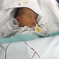 出生过后宝宝和三维一摸一样哈哈