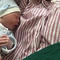 生孩子真的挺幸苦的 生完后小肚子都还痛 宝宝很乖 打针都不带哭的 就知道睡 哈哈 可是要吵醒她喝奶 就是...