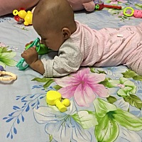 宝宝在玩，我开始做我的画了。哈哈ヾﾉ≧∀≦)o