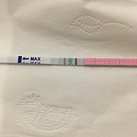 月经干净后第一天用排卵试纸测出这样。是不是弱阳了？不是说月经后七天是安全期不会排卵吗？第一次用排...