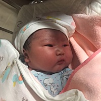 8.28号下午4点07分剖腹产男宝一枚，9斤4两，大家看我像刚出生的宝宝吗。图一出生第一天晚上，图二出生第...