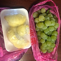 昨晚说了句想吃榴莲葡萄，老公夜里就出去买了，早晨一睁眼看到全是激动，谢谢老公