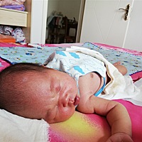 宝宝十三天了  脸上和脖子下面起了一些尖头的小红疙瘩  是湿疹吗  有知道的宝妈吗