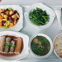 纯母乳喂养，给你们参考一下月子餐。😄 好像没有想象中的那么多忌口。