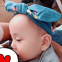 大宝安安静静吃奶的样子😘😘