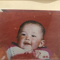 第一张她爸爸，这完全是小翻版啊！没一点像我的