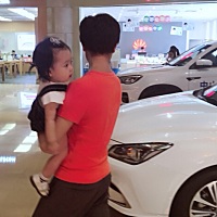 我和我老公决定要生孩子下来，就自己带在身边，我老公上班，我就在家等他下班回来，宝宝现在1岁了，我老...