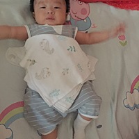 三个月啦！我们生下下6.6斤现在才11斤多咋办啊！长得是不是有点少啊！多希望你胖嘟嘟的呐！可愁坏为娘了...