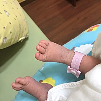 剖腹产第三天也就是昨天医生说让我去给孩子喂奶，主要是让她吸两下，可是吸了一天我的乳房也没分泌乳汁...