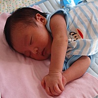 这是宝宝第八天的照片，现在每天就是吃了睡，睡了吃……