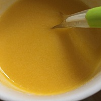 分享6个月宝宝辅食“南瓜米糊”南瓜富含多种蛋白质和胡萝卜素，能够增强免疫力。同时含有丰富的膳食纤维...