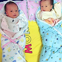 龙凤胎顺产，出生18天，恢复的挺快。男出生体重2600克，女出生体重2005克，睡三天保温箱后体重慢慢...