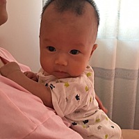 我家宝宝两个了，女孩儿，顺产，头很长，跟她爸爸头都不长，给她剪了头发感觉更长了，本来脸就小，这么...