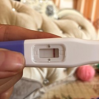 7月23的末次月经，8月中旬左下腹微痛，20号验孕棒测试了两杠，21号抽血化验没怀孕，等到8月月底胸部胀痛...