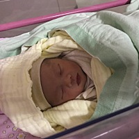 9月2号9.43生下男孩6.04斤，起名叫过来。