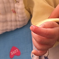 宝宝20天了，手上本来有倒刺，用指甲剪剪掉了，然后就红肿发炎症状，有宝妈遇见一样的情况吗？