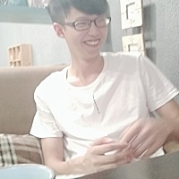 嘻嘻，我们家女儿像谁多一点呢？