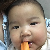 四个半月，没忍住，给宝宝吃米糊了，超爱吃，最近宝宝口欲特强强，总想咬东西。