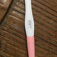 大家好。你们看看这个怀上是不是？  这个是验孕试纸测   谢谢。