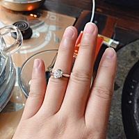 怀孕24周➕2天，发现婚戒都戴不上了，我老公也发现我的手变粗了，应该是有一点水肿吧，手指关节用不上力...