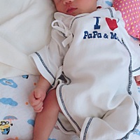 宝宝前两天肚子咕噜咕噜叫，吃完奶还吐奶，吐的都是奶参杂着粘液。把我揪心的。揪心