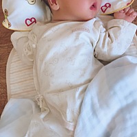 宝宝踢被子！感觉可爱又好笑！是感觉到热了嘛😂😂