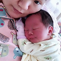 小家伙目前很乖……凌晨四点多吃的一觉睡到中午十一点多才起来