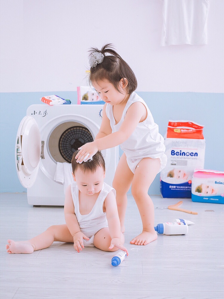 太喜欢这姐弟照啦！ 两宝贝表现超级棒，就是弟弟可怜了啦。